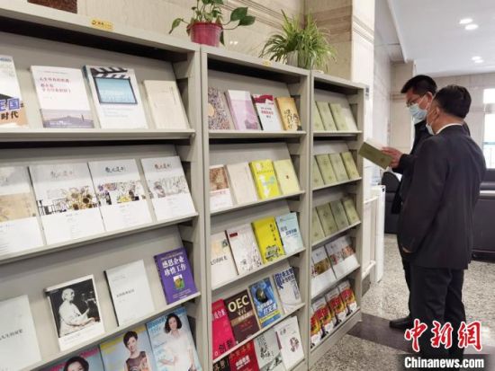 圖為國網(wǎng)甘肅電力黨校的職工書架?！⌒煅?攝