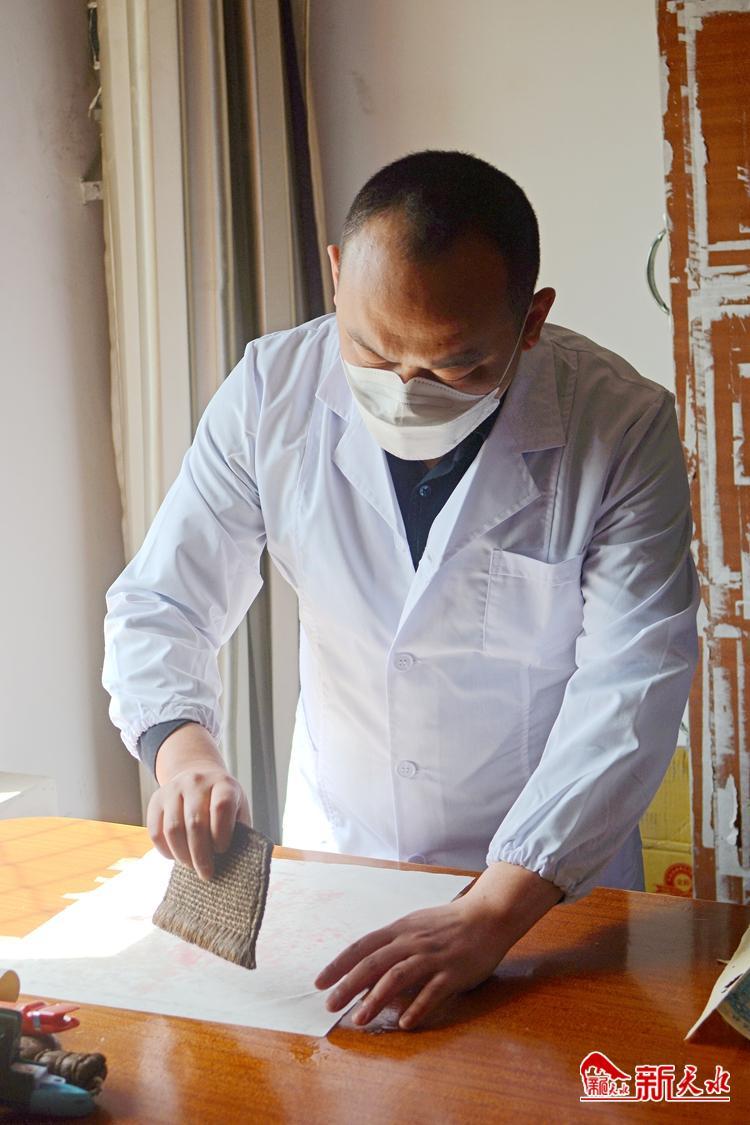 朽爛歷史檔案如何獲新生？看修復(fù)師“妙手回春”