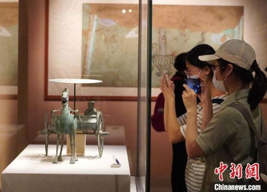 圖為參觀者參觀“大道攸歸：五涼文化展”展陳文物。　九美旦增 攝