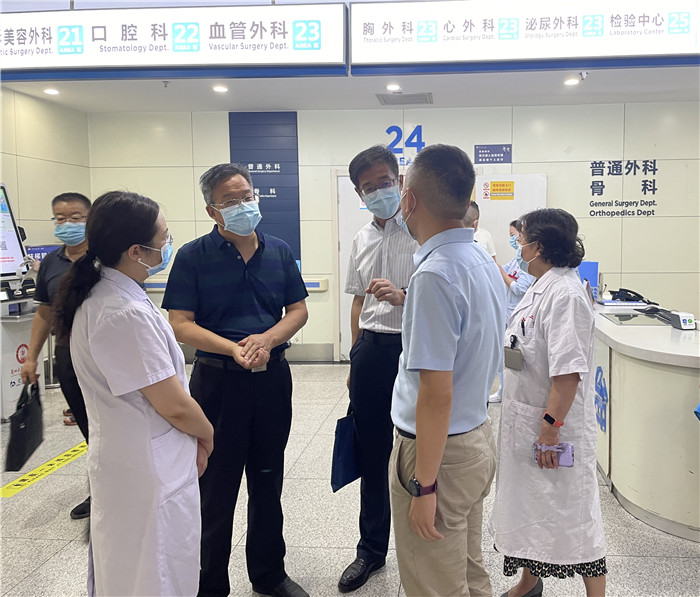 7月12日，甘肅省紀(jì)委監(jiān)委派駐省衛(wèi)健委紀(jì)檢監(jiān)察組紀(jì)檢監(jiān)察干部在蘭大二院門診開展疫情防控監(jiān)督檢查。魏雪 攝.jpg