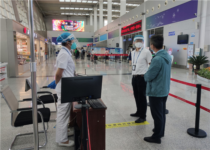 7月15日，金昌市金川區(qū)紀(jì)委監(jiān)委駐區(qū)委政法委紀(jì)檢監(jiān)察組在金昌機場監(jiān)督檢查疫情防控措施落實情況。王曉梅攝.jpg