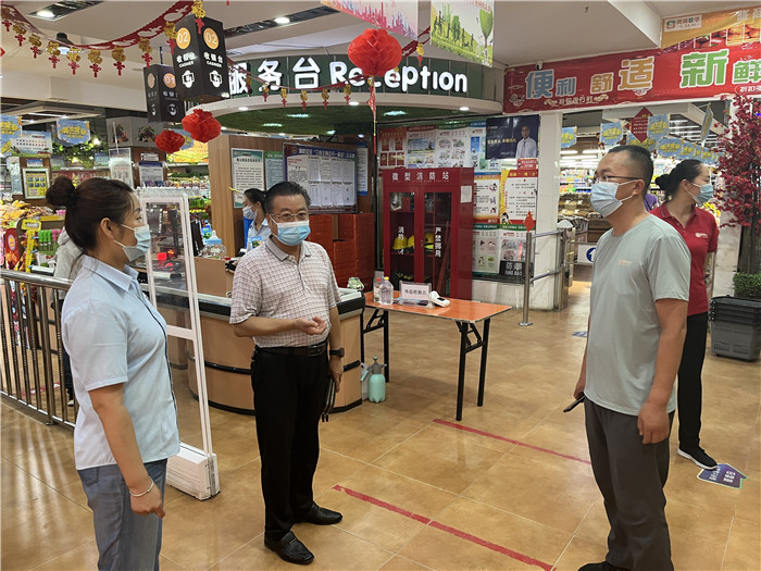 7月15日，酒泉市玉門市疫情防控督查組在隴商聯(lián)華超市監(jiān)督檢查疫情防控措施落實情況。 .jpg