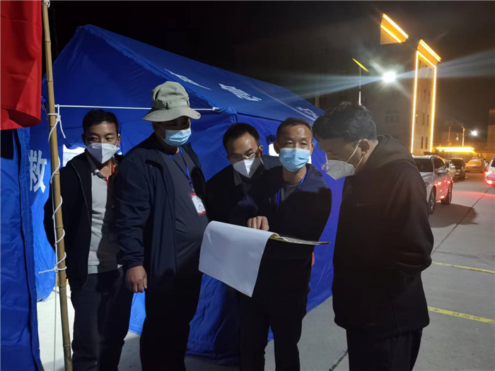 7月19日，甘南州瑪曲縣紀(jì)委監(jiān)委督查組在德吉小區(qū)卡點督導(dǎo)疫情防控工作。仲海濤 攝.jpg