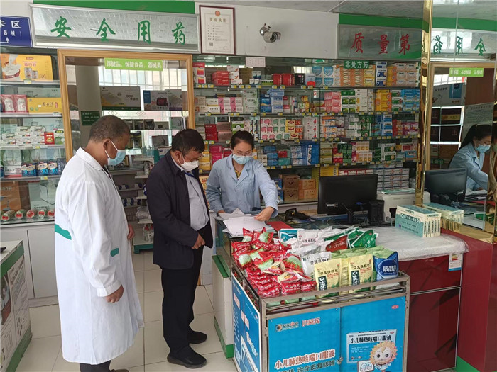 甘南州合作市紀(jì)委監(jiān)委第一督查組在合作市世紀(jì)大藥房進(jìn)行督查檢查。.jpg