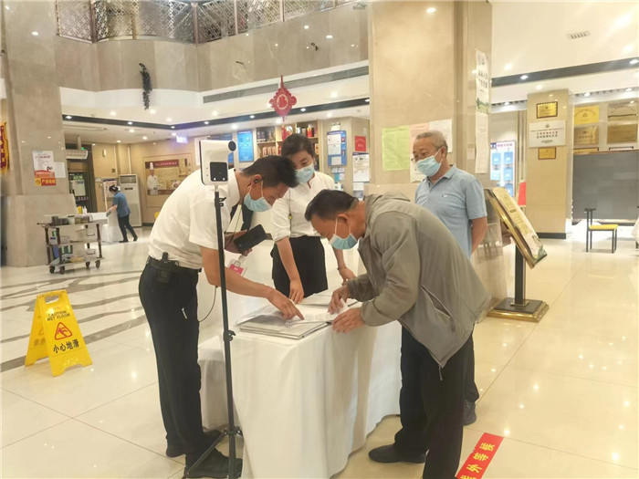 金昌市金川區(qū)紀(jì)委監(jiān)委駐區(qū)人大機關(guān)紀(jì)檢監(jiān)察組在花城錦都大酒店監(jiān)督檢查疫情防控工作。王文海 攝 .jpg