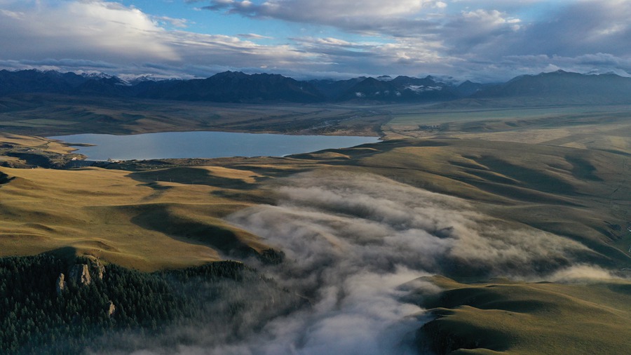 甘肅山丹馬場(chǎng)：峽谷云霧似仙境。 王超攝