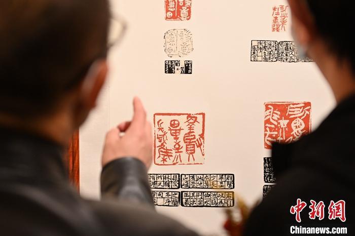 圖為甘肅蘭州，參展作品吸引參觀者。 中新社記者 李亞龍 攝