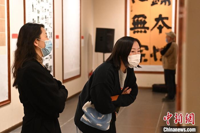 圖為甘肅蘭州，參展書法作品吸引參觀者。 中新社記者 李亞龍 攝