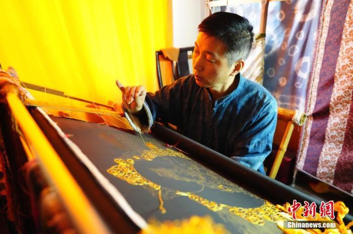 系統(tǒng)性挖掘整理古代敦煌刺繡，是甘肅天水市級(jí)非遺代表性項(xiàng)目武山刺繡代表性傳承人劉云帆這兩年最緊要的工作之一。圖為劉云帆在創(chuàng)作富含敦煌刺繡元素的作品。 中新社發(fā) 謝秉錫 攝 