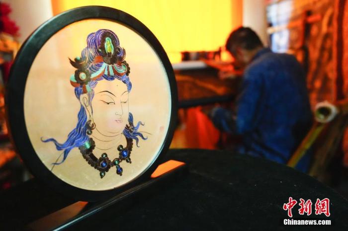 圖為劉云帆所創(chuàng)作的敦煌元素刺繡作品。 中新社發(fā) 謝秉錫 攝