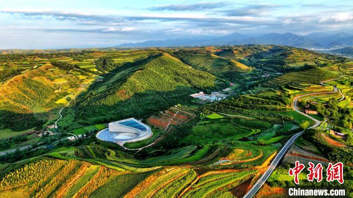 航拍視角下的樺林古動(dòng)物化石埋藏原址館。該館位于臨夏州和政縣。(資料圖) 和政宣傳部供圖