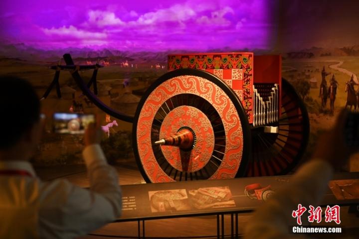 8月16日，甘肅省天水市張家川回族自治縣馬家塬車輿博物館內(nèi)，游客拍攝等比例的戰(zhàn)國(guó)西戎車輿復(fù)制品。