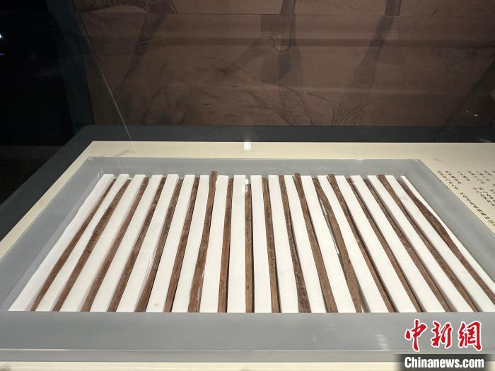 圖為甘肅簡牘博物館展陳的漢簡。中新社記者 戴文昌 攝