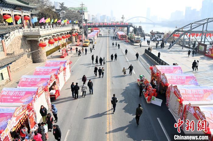 1月30日，蘭州黃河畔的年貨集市吸引顧客選購年貨。九美旦增 攝</p><p>