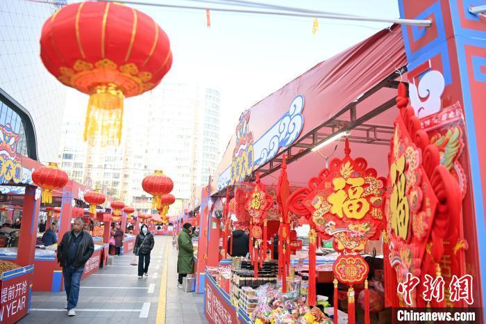 1月30日，蘭州街頭琳瑯滿目的年貨吸引顧客選購。九美旦增 攝</p><p>
