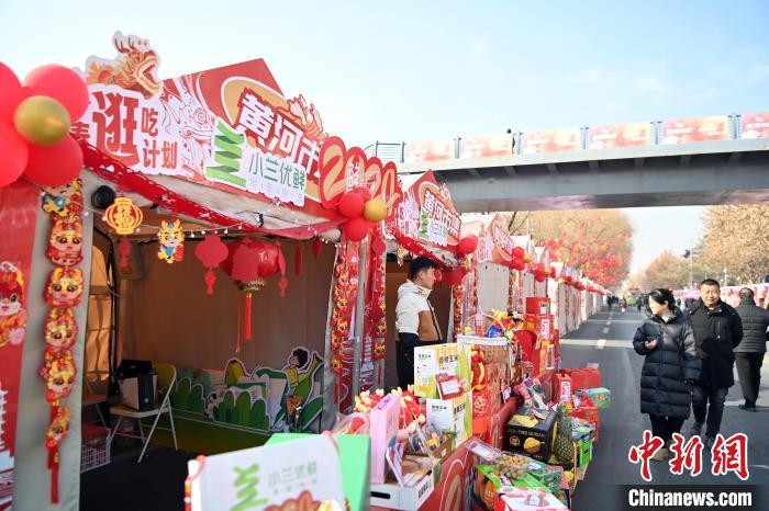 1月30日，蘭州黃河畔的年貨集市吸引顧客選購年貨。九美旦增 攝</p><p>