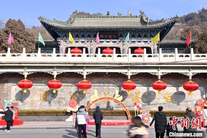 1月30日，裝扮一新的蘭州白塔山公園節(jié)日氛圍濃厚。九美旦增 攝</p><p>