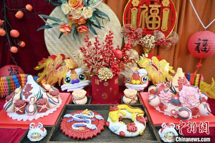 1月25日，春節(jié)臨近，蘭州一花饃店“龍”元素花饃熱銷。圖為展出的“龍”元素花饃。九美旦增 攝