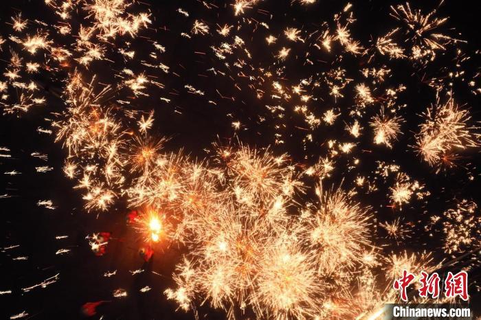 灼熱的鐵水在空中迸散。在空中形成“鐵花火雨”的景象，似天女散花，似群星漫天，如夢如幻，美不勝收。侯奇志 攝</p>
<p>
