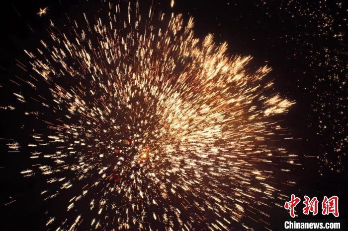 據(jù)悉，“花”與“發(fā)”諧音，取“打花打花，越打越發(fā)”之意?！按蜩F花”不僅蘊含著人們祈福納祥的美好愿望，也展現(xiàn)了民間生鐵冶煉傳統(tǒng)技藝的工匠精神。侯奇志 攝