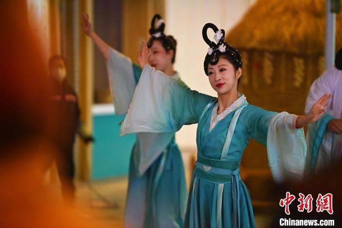 圖為工作人員進(jìn)行舞蹈表演。李亞龍 攝</p>
<p>