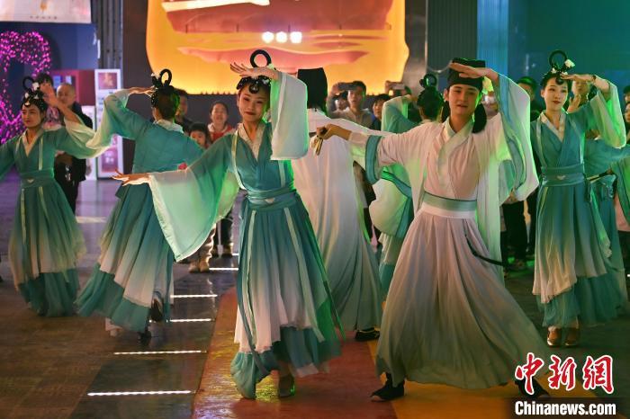 圖為工作人員進(jìn)行舞蹈表演。李亞龍 攝</p>
<p>
