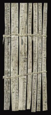 漢簡(jiǎn)《康居王使者冊(cè)》。此簡(jiǎn)記載了西域康居國(guó)使者前來(lái)“進(jìn)貢”駱駝，抵達(dá)敦煌遇到不公后反映問(wèn)題，朝廷受理解決的經(jīng)過(guò)。新華社發(fā)（甘肅簡(jiǎn)牘博物館供圖）