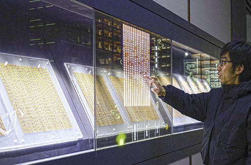 3月6日，工作人員在荊門市博物館新館內(nèi)楚簡(jiǎn)展廳展示使用互動(dòng)裝置。新華每日電訊記者　胡競(jìng)文