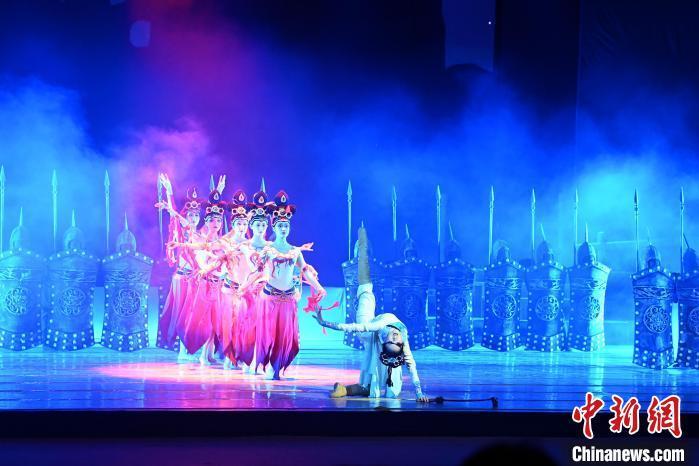 2023年2月18日，蘭州歌舞劇院創(chuàng)排的大型舞劇《大夢(mèng)敦煌》。　　九美旦增 攝