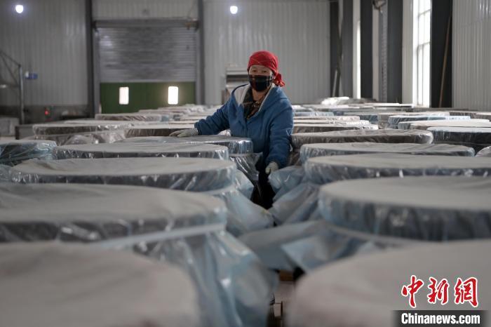 5月10日，工作人員檢查裝有酒糟的壇子。九美旦增　攝