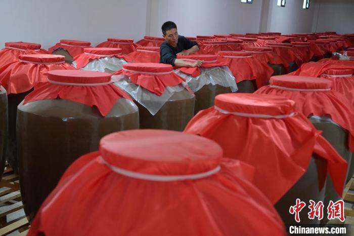 圖為5月10日，工作人員在儲(chǔ)酒庫(kù)檢查酒缸密封性。九美旦增　攝