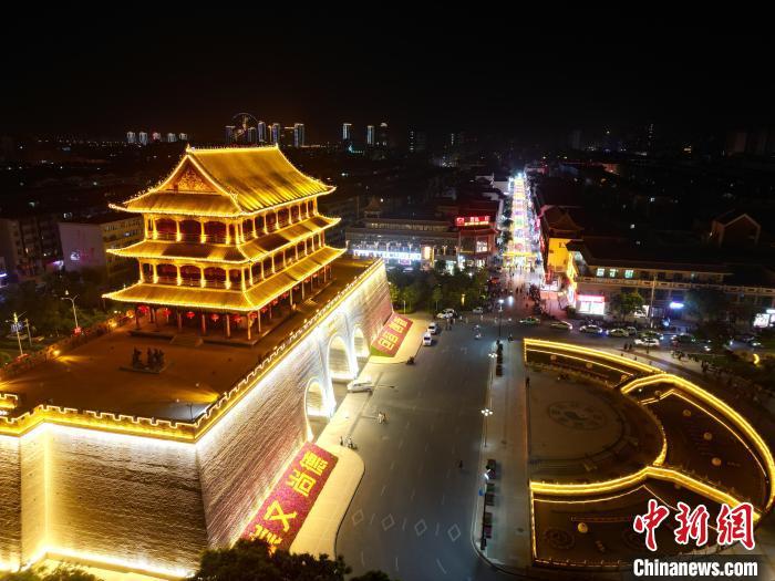 圖為武威市標(biāo)志性建筑涼州古城門燈光亮起。(無人機(jī)照片) 　戴文昌 攝</p><p>