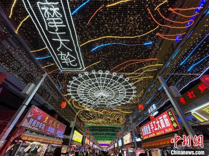 圖為明清街夜市燈光點亮具有武威文化元素的“摩天輪”彩燈。　戴文昌 攝</p><p>