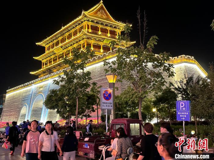 圖為夜幕降臨，涼州古城門燈光亮起?！〈魑牟?攝