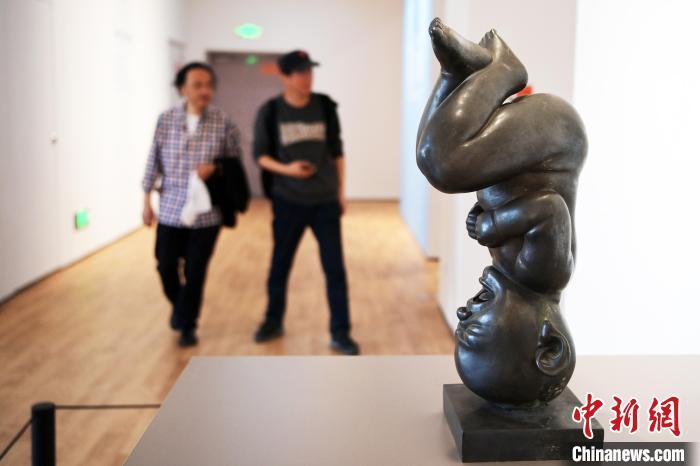 5月21日，觀眾參觀“絲路印跡”雕塑藝術(shù)作品展展出的雕塑作品。九美旦增 攝</p>
<p>