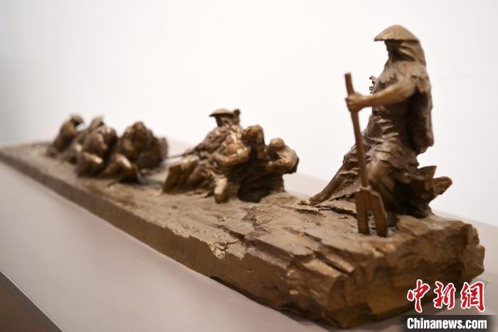5月21日，在“絲路印跡”雕塑藝術(shù)作品展展出的作品《治水為民·禹德九州》。九美旦增 攝</p>
<p>