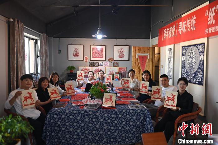 6月6日，在甘肅敦煌青年夜校課程中，青年學(xué)員展示學(xué)習(xí)敦煌非遺剪紙的成果。