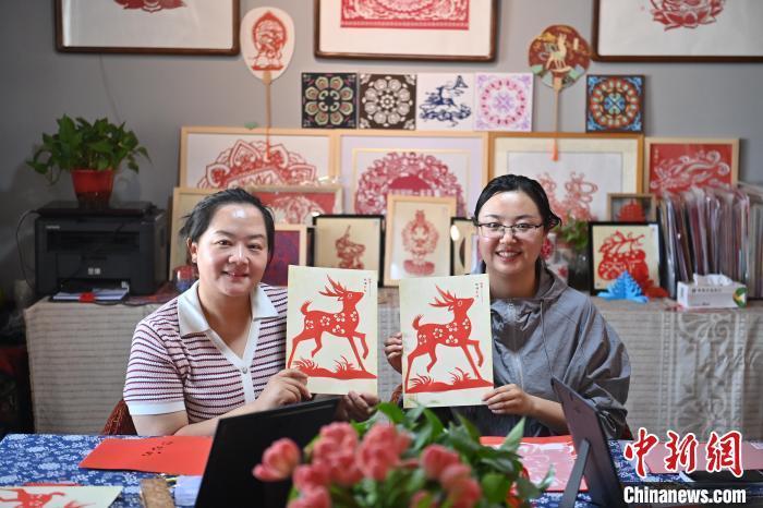 6月6日，在甘肅敦煌青年夜校課程中，青年學(xué)員展示學(xué)習(xí)敦煌非遺剪紙的成果。李亞龍 攝　　