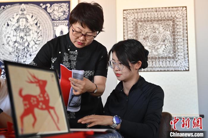 6月6日，在甘肅敦煌青年夜校課程中，青年學(xué)員學(xué)習(xí)敦煌非遺剪紙課程。李亞龍 攝