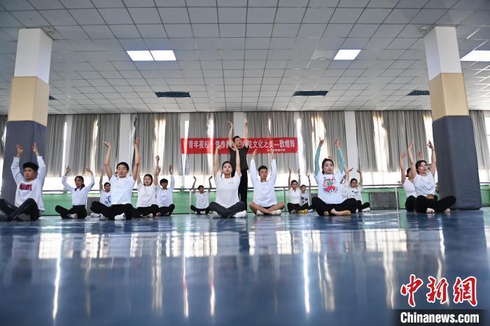 6月6日，在甘肅敦煌青年夜校課程中，青年學(xué)員學(xué)習(xí)敦煌舞課程。李亞龍 攝　　