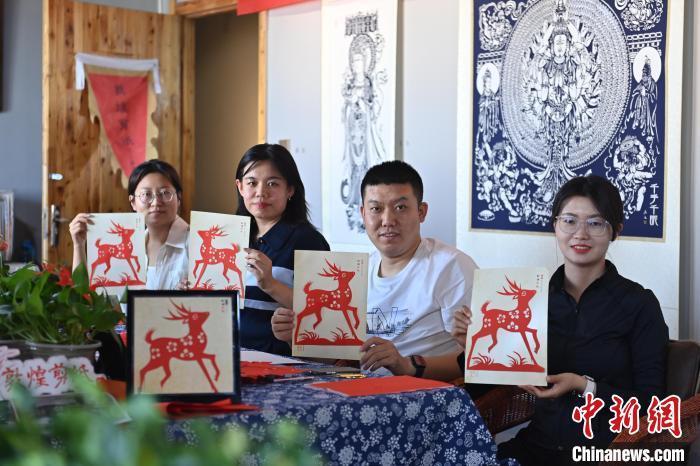 6月6日，在甘肅敦煌青年夜校課程中，青年學(xué)員展示學(xué)習(xí)敦煌非遺剪紙的成果。李亞龍 攝　　