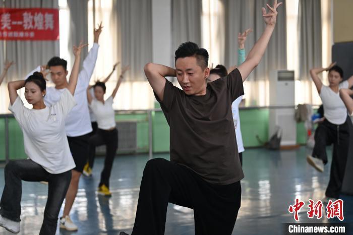 6月6日，在甘肅敦煌青年夜校課程中，青年學(xué)員學(xué)習(xí)敦煌舞課程。李亞龍 攝　　