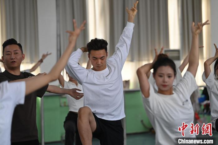 6月6日，在甘肅敦煌青年夜校課程中，青年學(xué)員學(xué)習(xí)敦煌舞課程。李亞龍 攝　　