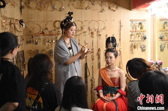 6月6日，在甘肅敦煌青年夜校課程中，青年學(xué)員學(xué)習(xí)敦煌美妝課程。李亞龍 攝