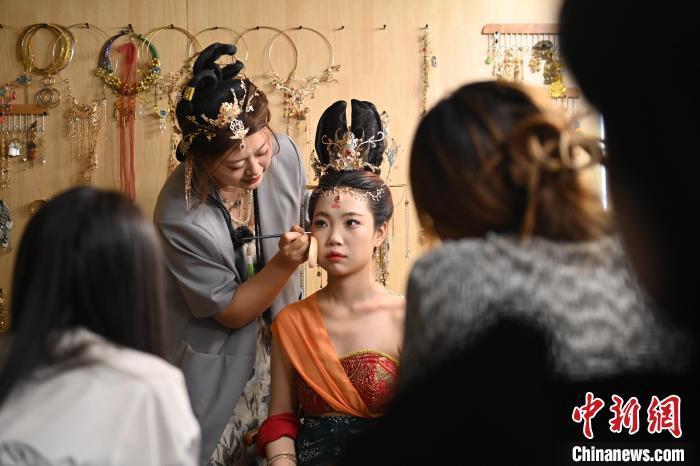 6月6日，在甘肅敦煌青年夜校課程中，青年學(xué)員學(xué)習(xí)敦煌美妝課程。李亞龍 攝　　