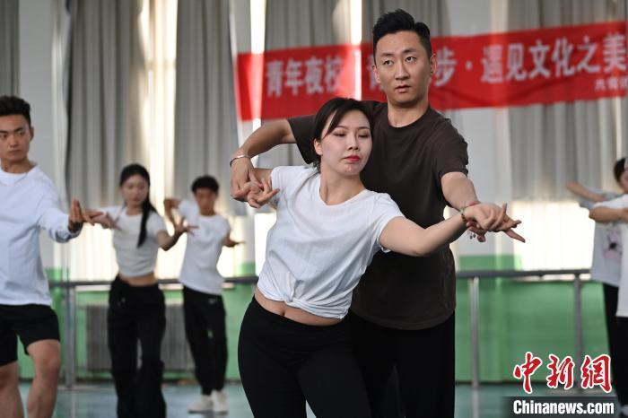 6月6日，在甘肅敦煌青年夜校課程中，學(xué)員學(xué)習(xí)敦煌舞課程。李亞龍 攝　　