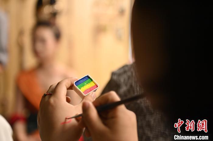 6月6日，在甘肅敦煌青年夜校課程中，青年學(xué)員學(xué)習(xí)敦煌美妝課程。李亞龍 攝　　