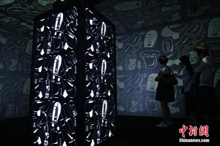 圖為游客參觀藝術(shù)展。中新社記者 李亞龍 攝