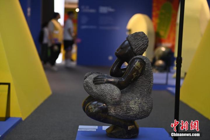 圖為游客參觀藝術(shù)展。中新社記者 李亞龍 攝</p>
<p>