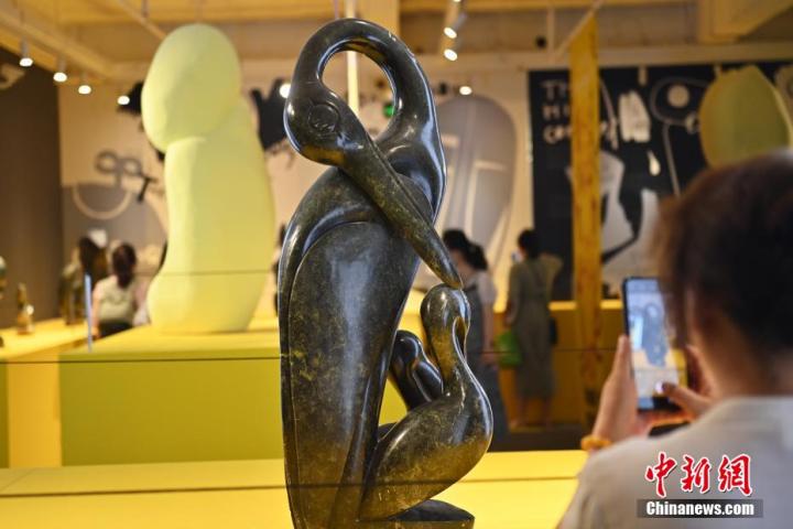 圖為游客拍攝蛇紋石作品《依戀》。中新社記者 李亞龍 攝